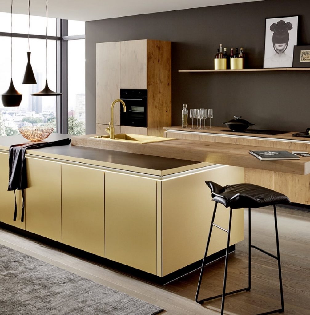 Visitez Kitchen Family à La Valette-du-Var, Toulon, et découvrez une large gamme de cuisines sur mesure où qualité allemande rime avec élégance et durabilité. Transformez votre cuisine en un espace où se mêlent convivialité, innovation et design.